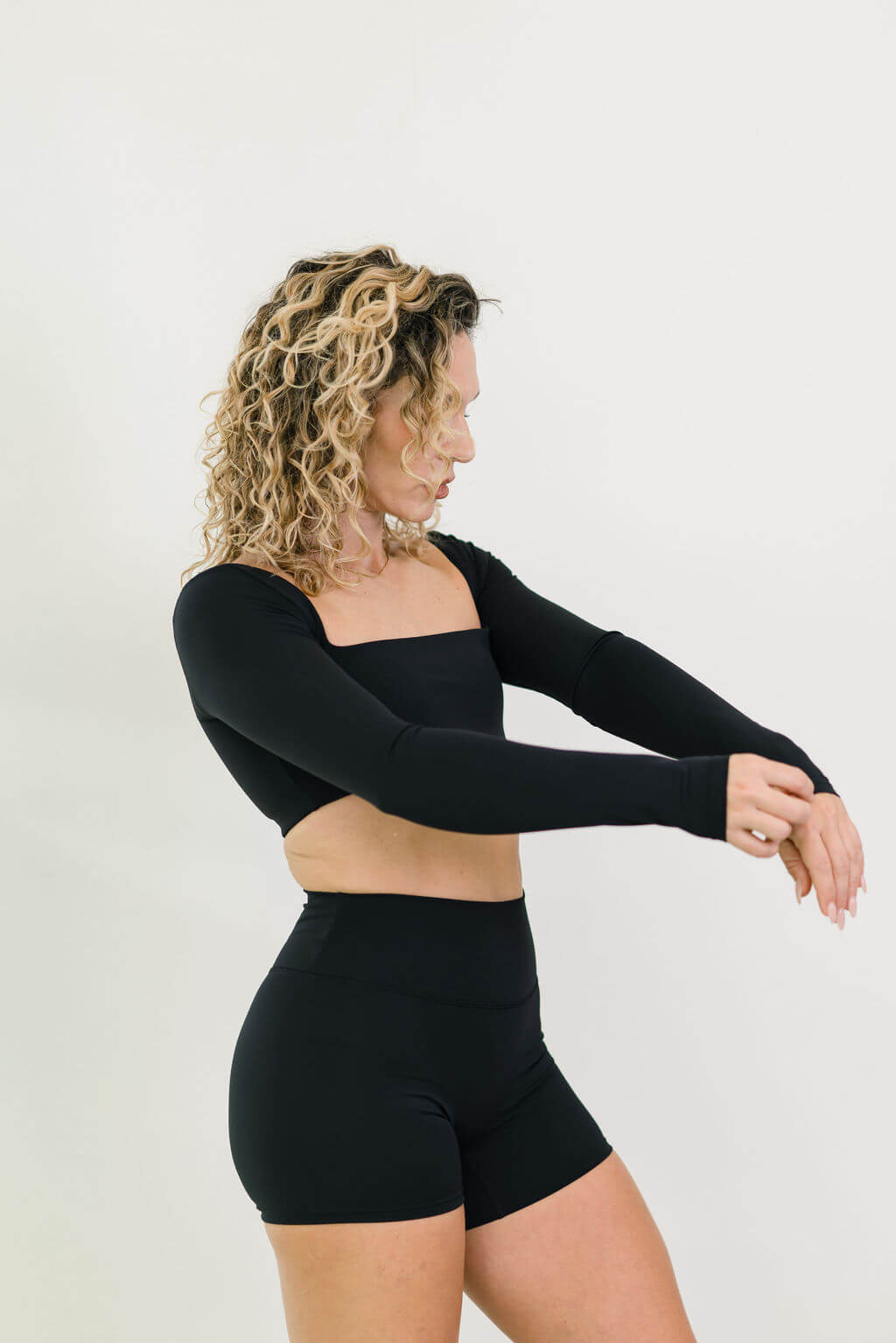 SHORT SCRUNCH 4" BLACK