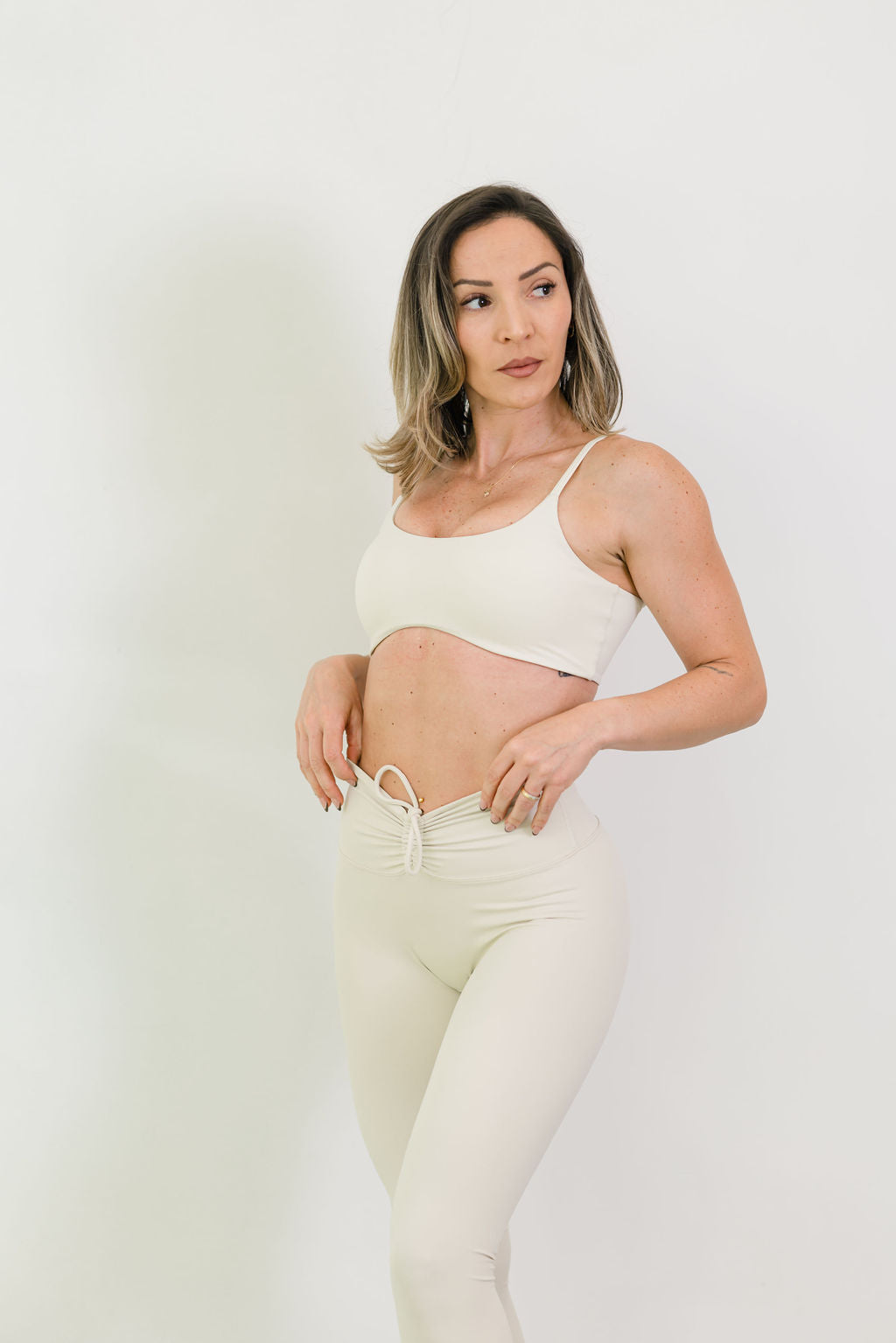 V SCRUNCH WAISTBAND LEGGINGS CREAM