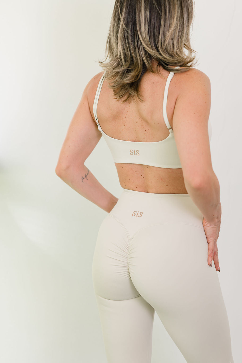 V SCRUNCH WAISTBAND LEGGINGS CREAM