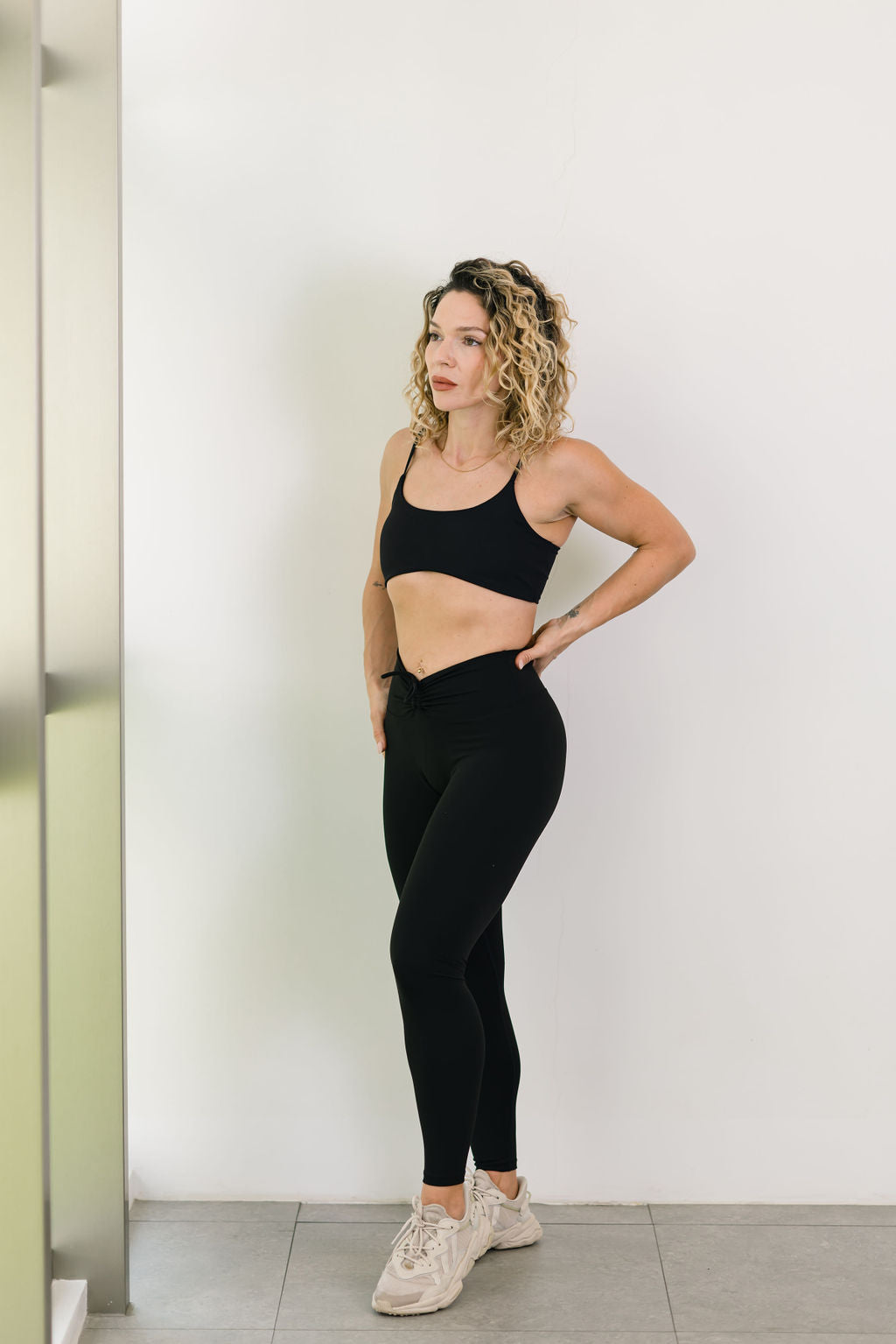 V SCRUNCH WAISTBAND LEGGINGS BLACK