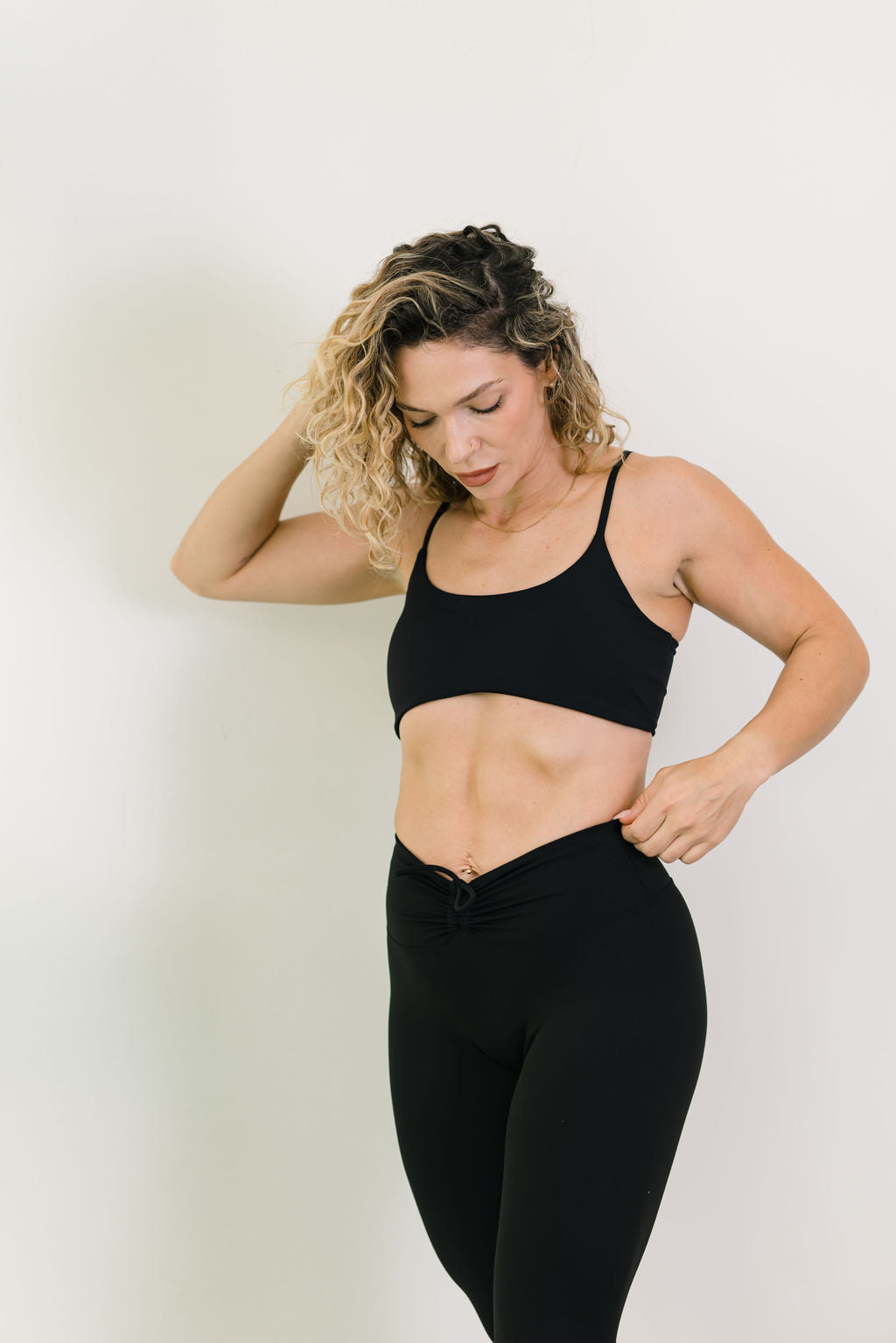 V SCRUNCH WAISTBAND LEGGINGS BLACK